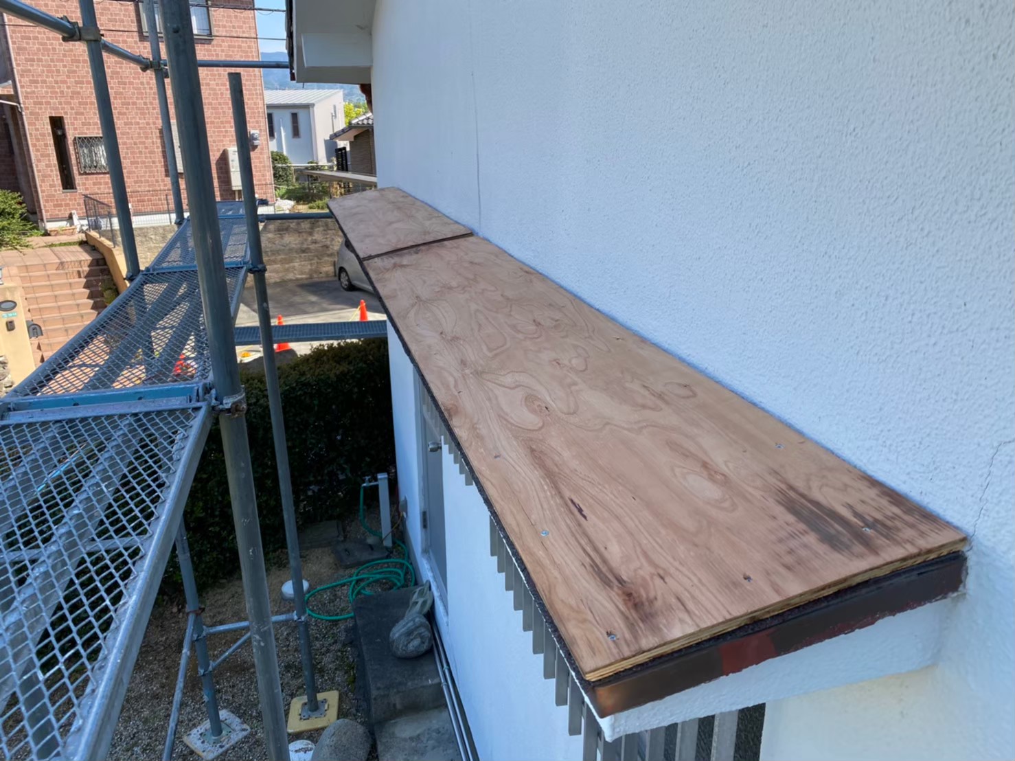 庇に野地板を重ね貼り